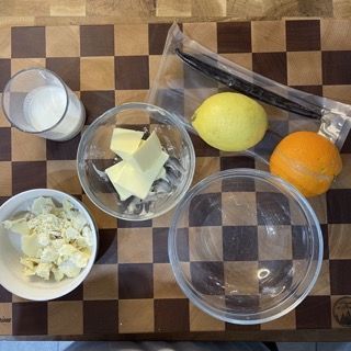 Un tagliere a scacchi con ciotole di cibo sopra