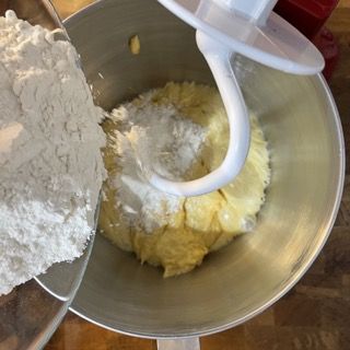 La farina viene versata in una pastella in un mixer