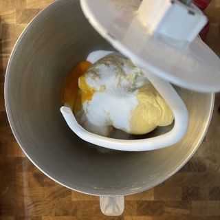 Un mixer viene utilizzato per mescolare gli ingredienti in una ciotola