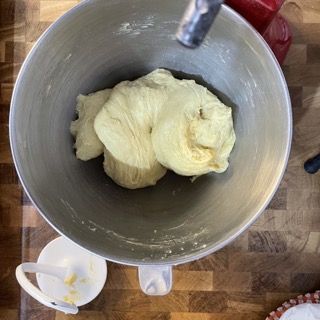 Una ciotola di impasto viene mescolata in un'impastatrice