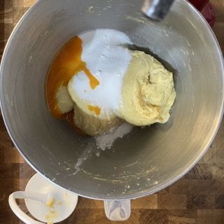 Primo piano di una ciotola piena di ingredienti.