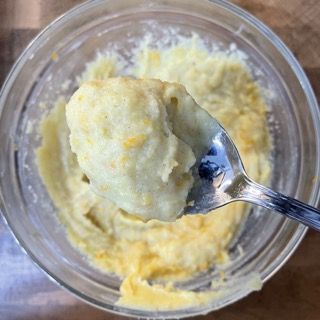 Una ciotola di purè di patate con un cucchiaio dentro