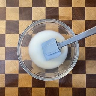 Una ciotola di liquido con una spatola dentro