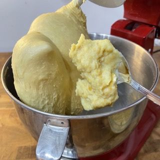 Una ciotola di pasta con un cucchiaio dentro