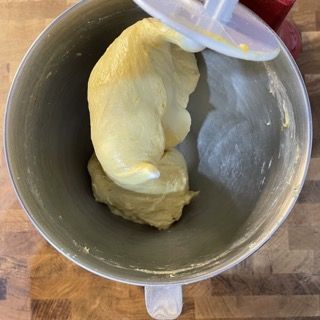 Una ciotola di impasto viene mescolata in un'impastatrice