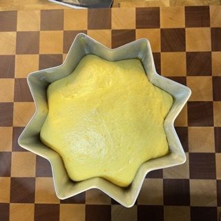 Una ciotola a forma di stella piena di liquido giallo su un tavolo a scacchi