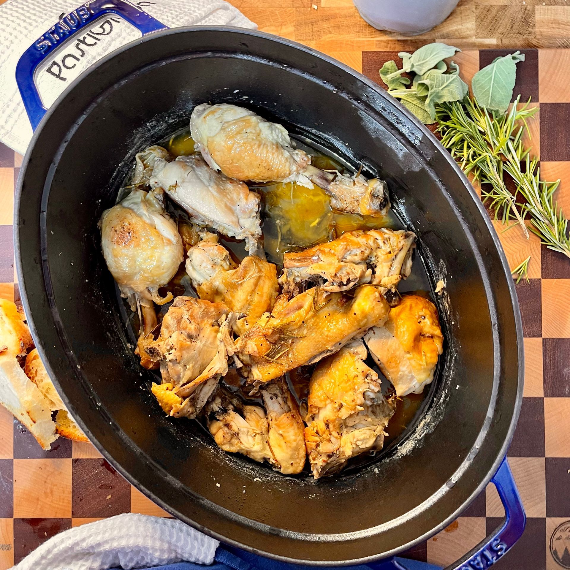 pollo alla cacciatora in un tegame