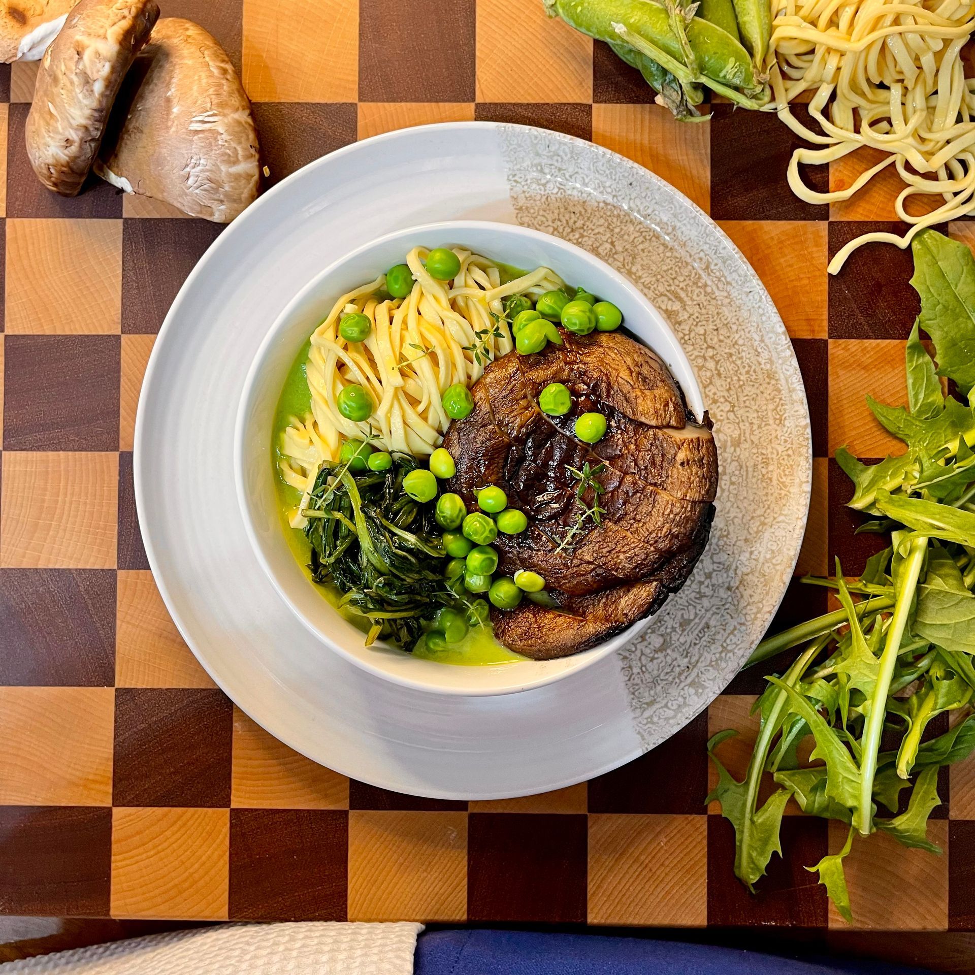 ramen primaverile su una tavola 