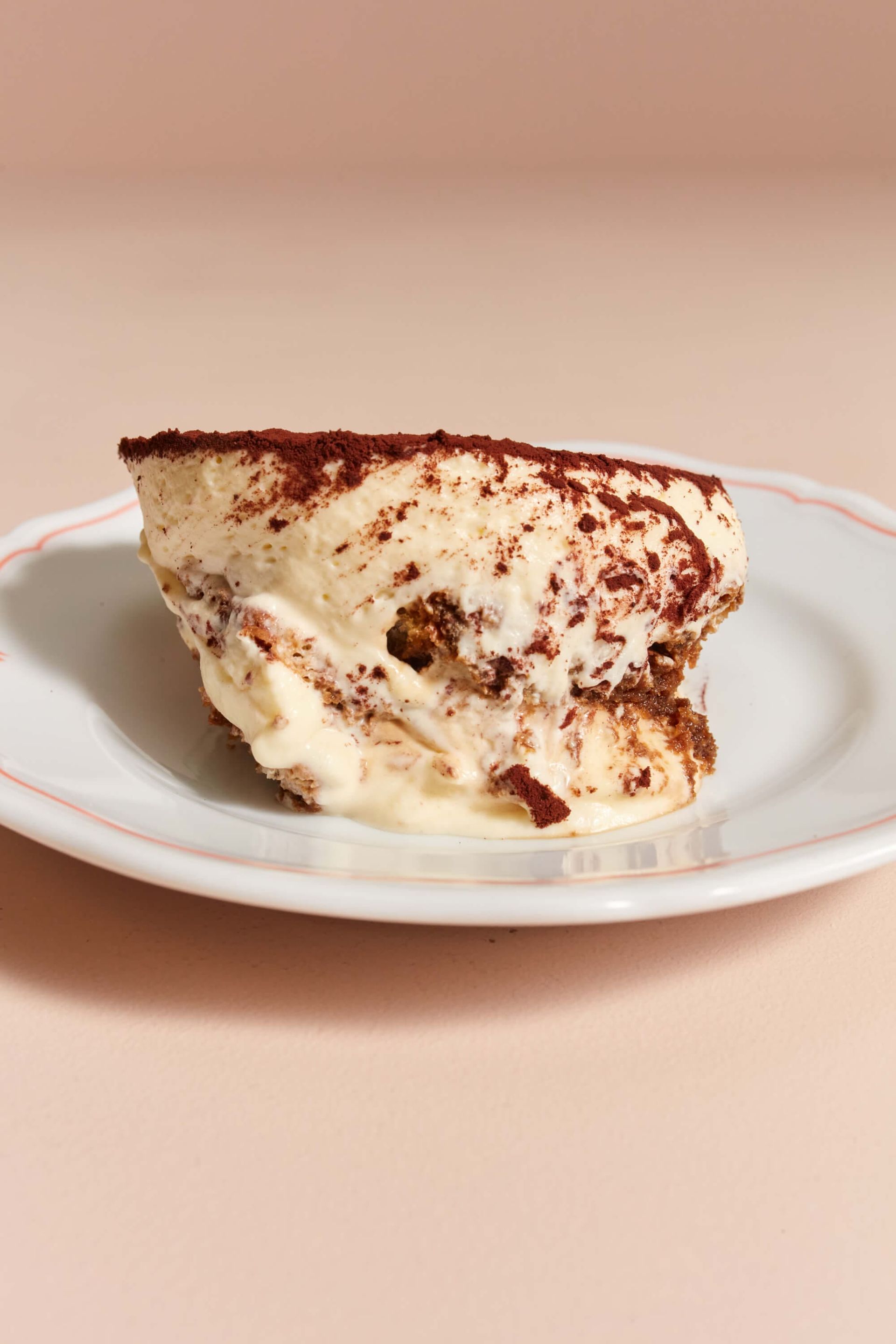 L'elegante porzione di tiramisù della storica pasticceria Sant Ambroeus a Milano, simbolo di lusso e tradizione.