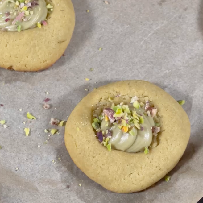 Un primo piano di un biscotto con glassa e granelli