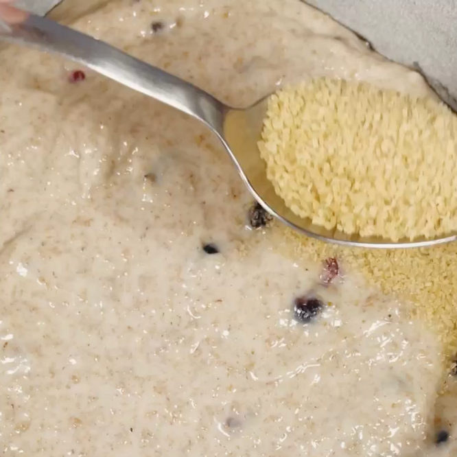 Un primo piano di un cucchiaio in una ciotola di cibo