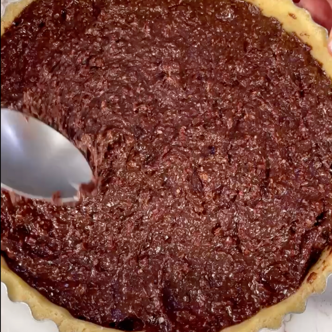 Un primo piano di una torta al cioccolato con un cucchiaio dentro