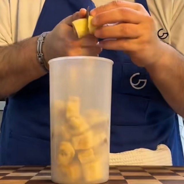 Banane mature sbucciate e tagliate a rondelle, pronte per il mixer.