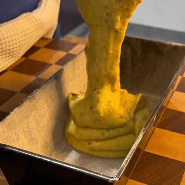 Impasto del banana bread versato e livellato nello stampo, pronto per il forno.