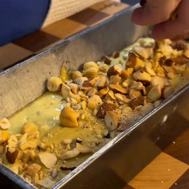 Banana bread cotto in forno statico, dorato in superficie.