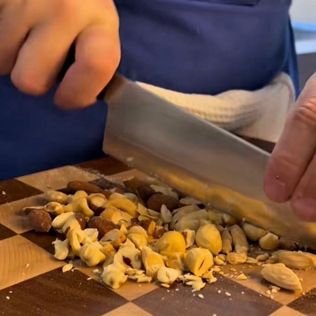 Gocce di cioccolato fondente e frutta secca tritata in una ciotola