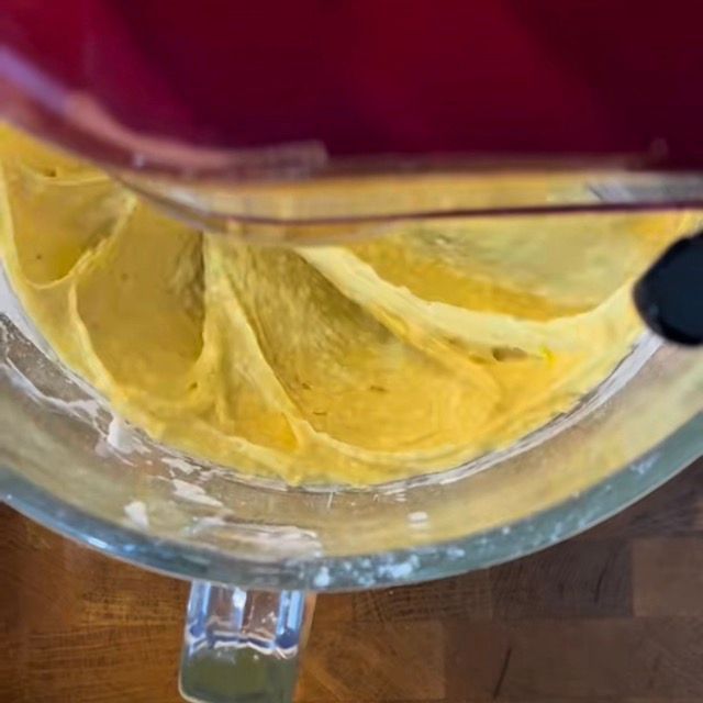 Impasto finale del banana bread, liscio e omogeneo, prima dell'aggiunta delle gocce.