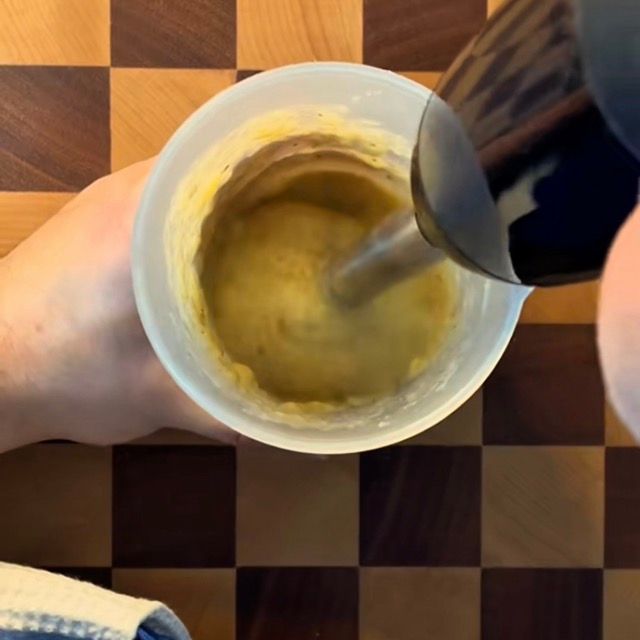 Purea di banana liscia e omogenea in una ciotola dopo essere stata frullata.