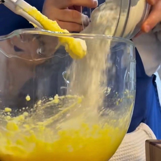 Mix di farina, lievito, cannella e sale pronto per essere aggiunto all'impasto.