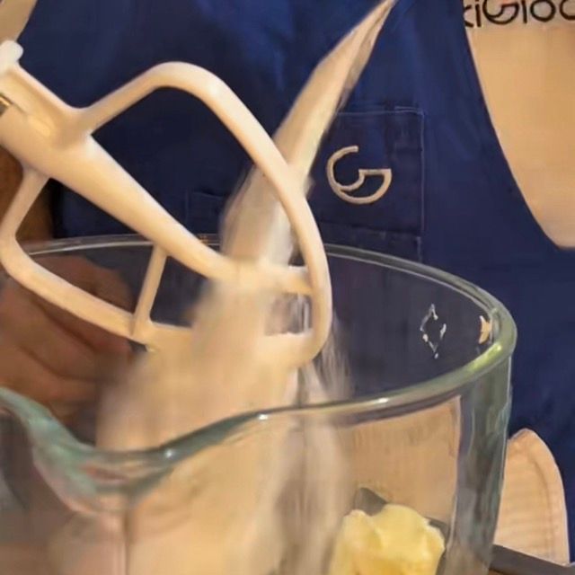 burro morbido e zucchero lavorata versati in una ciotola capiente.