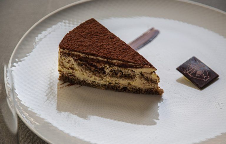 Fetta di Tiramisù originale del ristorante Le Beccherie di Treviso, con strati di savoiardi e crema al mascarpone pastorizzata