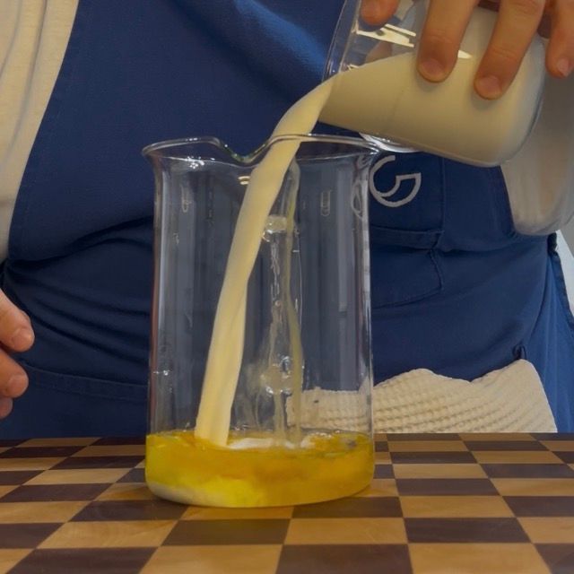 Uova, panna in un contenitore alto.