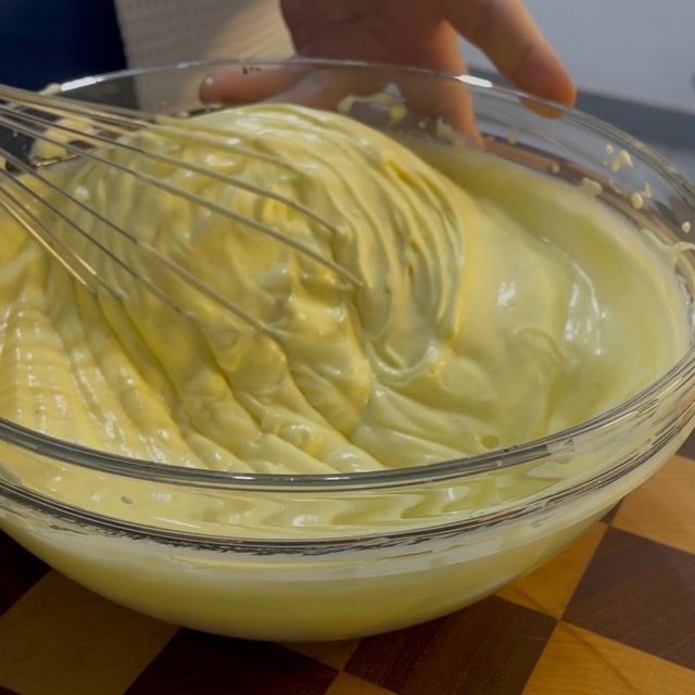 Pastella finale della cheesecake basca, liscia e fluida.