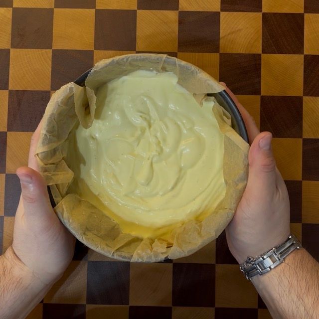 Cheesecake basca in forno che si gonfia durante la cottura a 220 gradi.