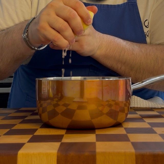 Zucchero e succo di limone aggiunti alle fragole.