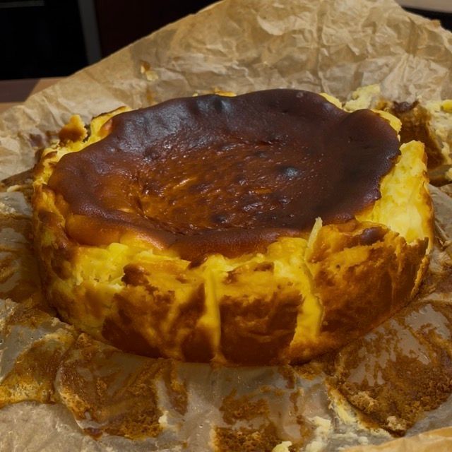 Cheesecake basca in frigorifero per il riposo di almeno 6 ore.