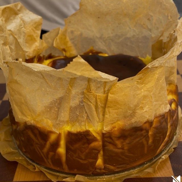 La cheesecake che si sgonfia leggermente durante il raffreddamento a temperatura ambiente.