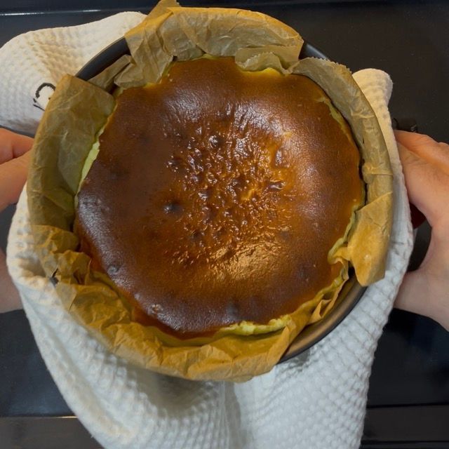 Cheesecake basca appena sfornata, ben colorata e ancora tremolante