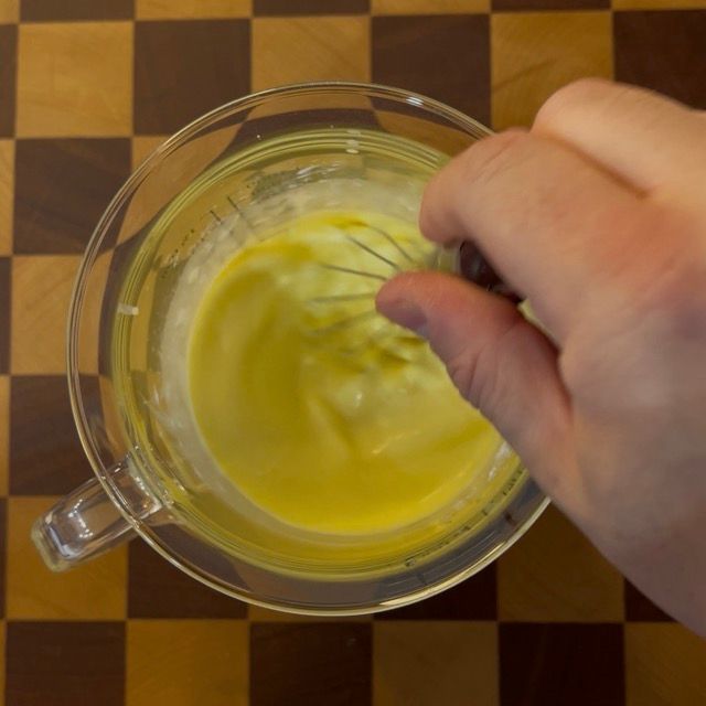 Frusta a mano che miscela gli ingredienti liquidi.