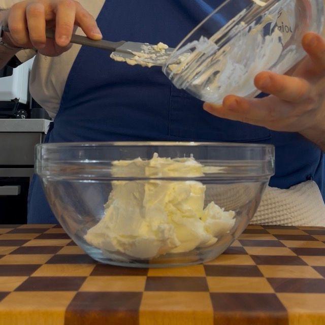 Ingredienti in una ciotola: formaggio spalmabile e semi di vaniglia