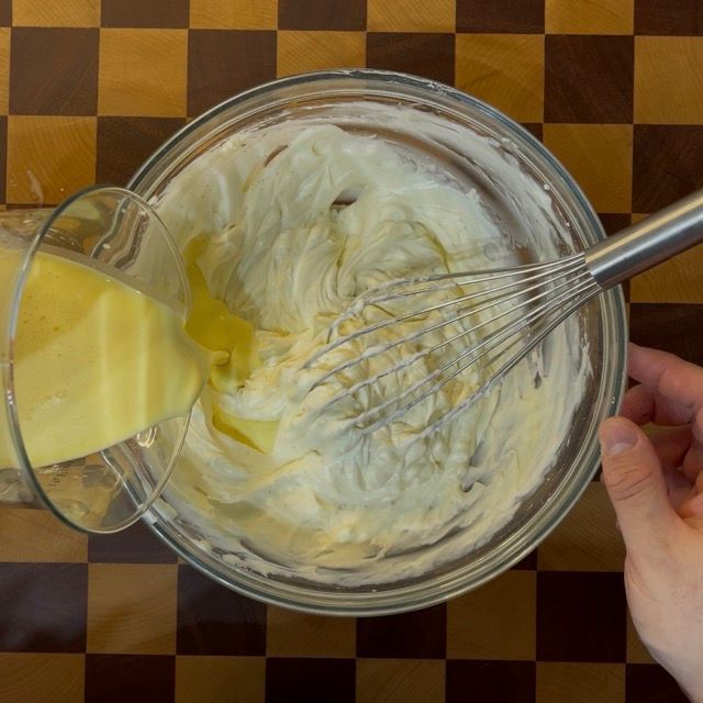 Mix liquido versato a filo nella crema di formaggio.