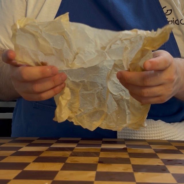 Foglio di carta da forno bagnato e strizzato