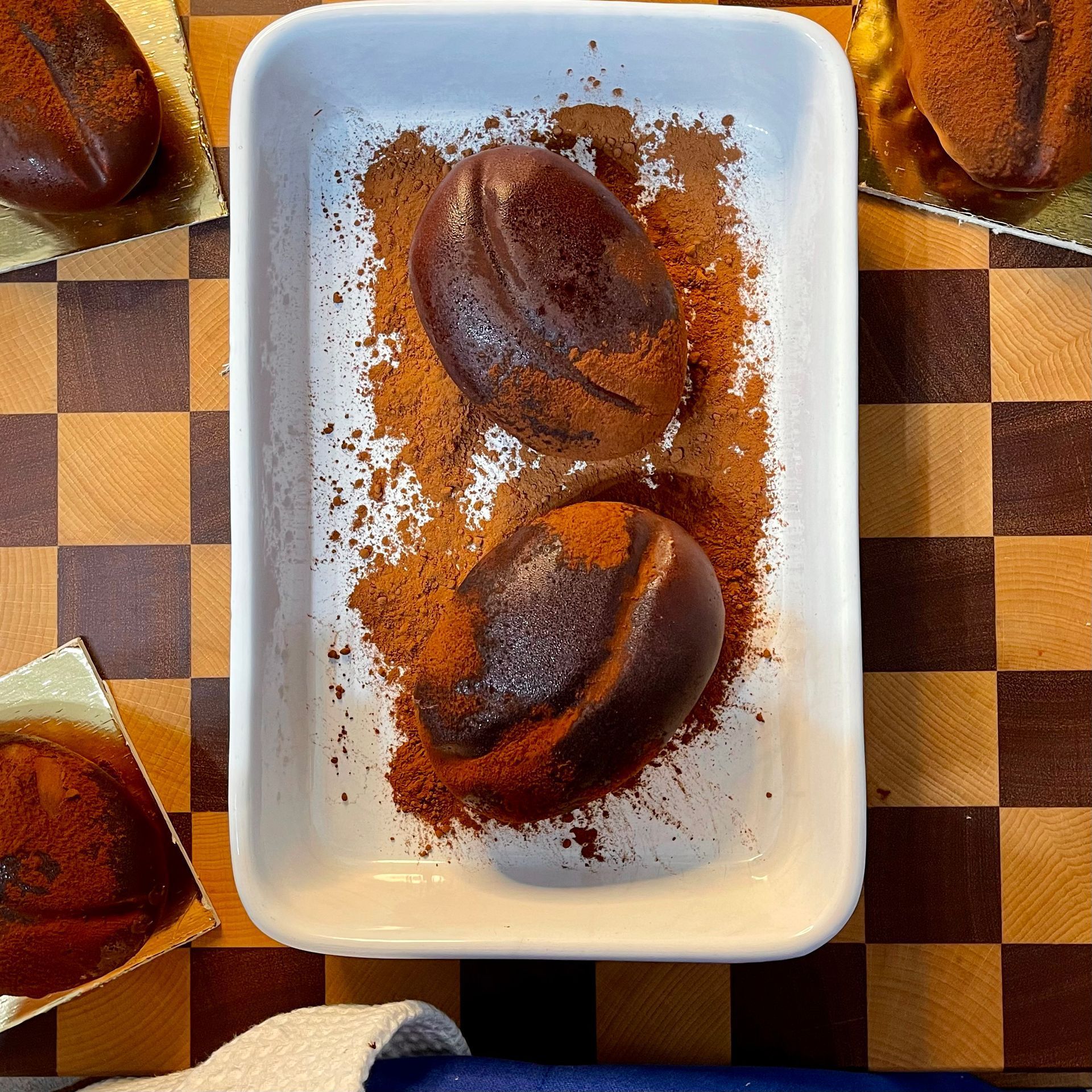 Dolce moderno trompe l'œil a forma di chicco di caffè, con una finitura lucida e realistica