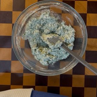 Trasferimento del ripieno cremoso in un sac à poche per farcire la pasta.