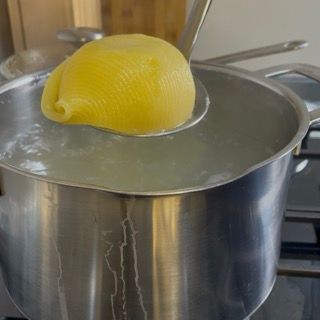 Scolatura dei conchiglioni al dente, fondamentale per i conchiglioni ripieni veloci.