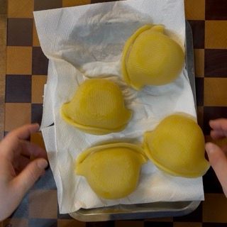 Asciugatura della pasta su un tovagliolo per eliminare l'acqua in eccesso.