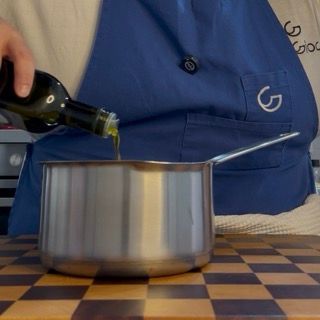 Cipolla che appassisce in olio evo a fuoco medio per un soffritto perfetto.