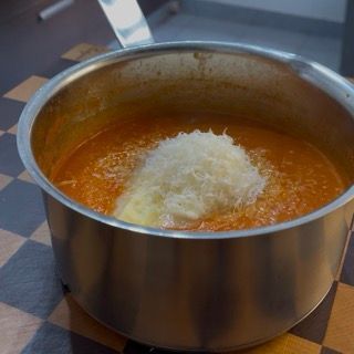 Mescolamento finale del sugo chiaro e profumato per i conchiglioni ripieni bianchi e rossi.