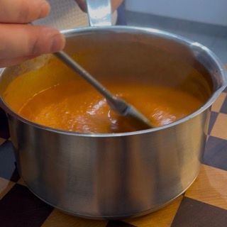 Risultato della salsa vellutata al pomodoro, burro e parmigiano.