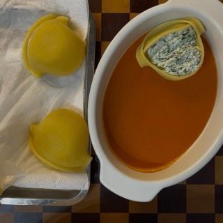 Dettaglio del conchiglione ripieno pronto per essere adagiato in teglia.