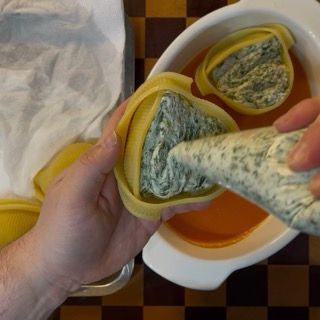 Farcitura abbondante dei conchiglioni con il mix di ricotta, spinaci e mortadella.
