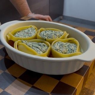 Copertura finale della pasta con la salsa speciale al burro e parmigiano.