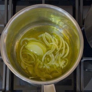 Cottura della cipolla senza bruciarla, base aromatica del sugo per conchiglioni ripieni al forno.