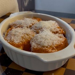 Spolverata di parmigiano grattugiato sulla superficie dei conchiglioni.