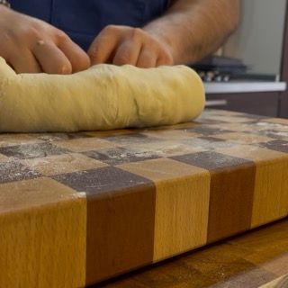 Impasto ripiegato su se stesso per inglobare le gocce di cioccolato.