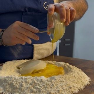 Forchetta che inizia a impastare gli ingredienti per il Cramique.